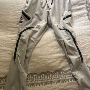 Under Armour Gray and Black Joggers Sleek Athletic Design